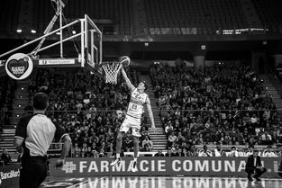 我国篮球十大排名球员名单，我国篮球十大排名球员